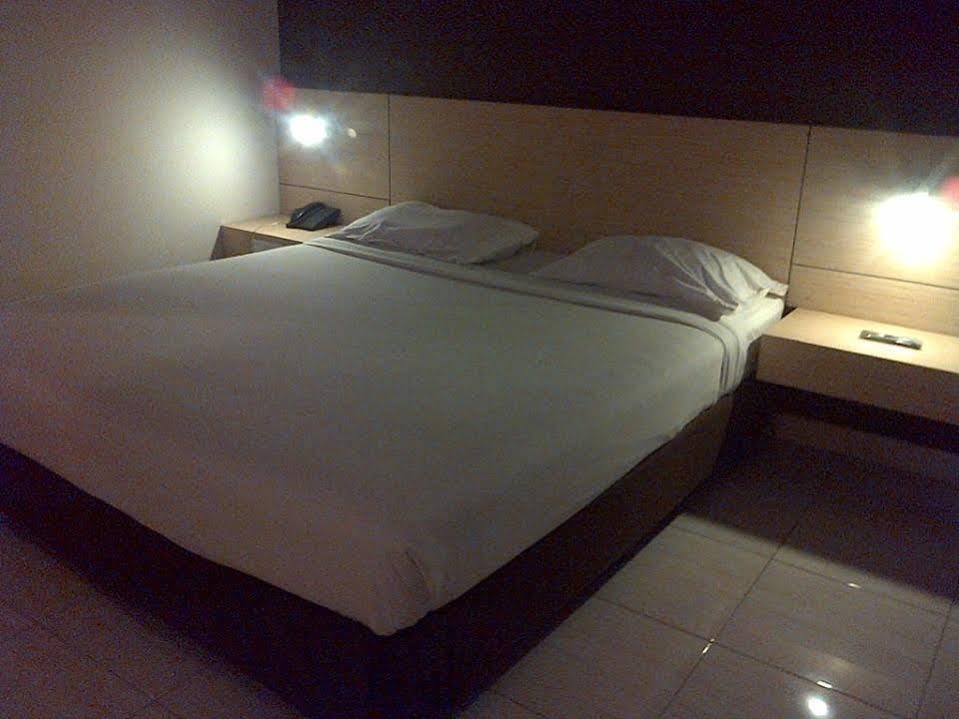 Hotel Lucky Inn Manado Exteriér fotografie